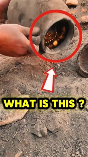 I Found Strange Gold Objects Buried in a Mud Pit#shorts #treasurehunt #golddiscovery