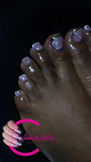 Do not travel with a boring toenails, Come and get your feet and toes pampered…… Chrome nails #lugbepedicurist #lugbenails #lugbenailtechnician #lugbenailstech #toenails