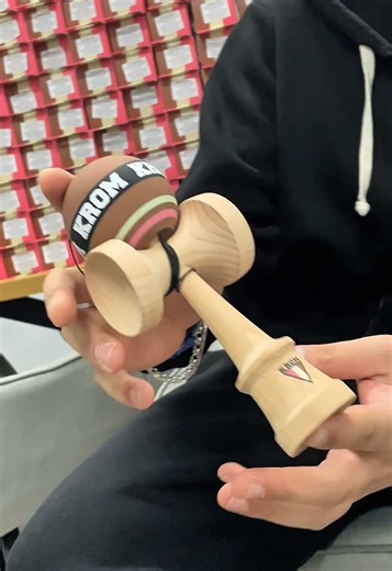 In seara asta la 20:00, intra pe kendamaonline.ro cele mai cautate modele de la KROM 👇 🍓 STROGO NEAPOLITAN – Capsuni 🍫 STROGO NEAPOLITAN – Ciocolata 🍦 STROGO NEAPOLITAN – Vanilie De ce o sa ZBOARE toate: 💥 Grip ANTISKID – control brutal 💥 Ken LAMBO – balans perfect, land-uri curate 💥 Combinatia PERFECTA pentru street tech 💥 Cele mai dorite modele KROM din momentul asta ⛔ Stoc LIMITAT. FARA RESTOCK RAPID. 📦 Livrare in 48 ore, de luni, direct la usa ta. Cine stie, INTRA LA 20:00. Cine nu…