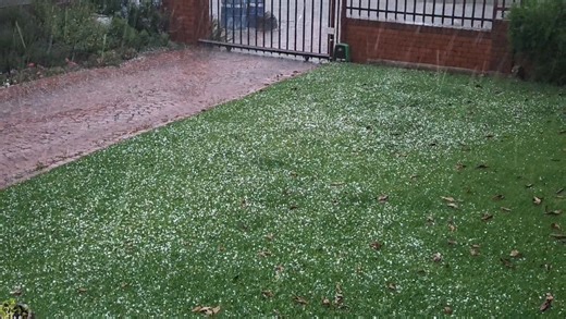 🌨️ Severe Hail – Bloemfontein 🌨️ 14 January 2026 Heavy hail is currently affecting Bloemfontein. Conditions may be dangerous, with potential damage to vehicles and property. ⚠️ Residents are urged to stay indoors and avoid travel if possible. 📸 Keep sending your photos, videos, and reports to Storm Report SA. | Storm Report SA
