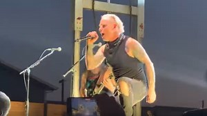 Watch Maskless COREY TAYLOR Perform SLIPKNOT's 'Wait And Bleed' With His Solo Band For First Time