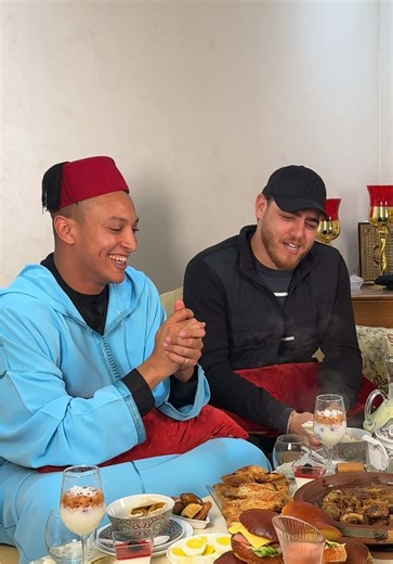 ⁨\tضيافة اليوم لممتل ‪@jalalquarriwa‬ 🕴️😌 تا تقولوا ليا واس حسنت الضيافة او لا 🤔 -مكونات الطنجية : لحم 🥩 ملح كمون حبوب ثوم الحامض مصير سمن زعفران -مكونات البرغر: حبز البرغر تشاركتو معاكم من قبل خس 🥬 طماطم صدر الدجاج توابل : ملح / فلفل/ ثوم / زنجبيل كاس حليب صدر دجاج مدخن جبن مربع صلصة : ياغورت طبيعي خيار مخلل صلصة من ختيالكم فلفل / هريسة - مكونات جوهرة : بقايا الورقة 1/2L حليب 3 ملاعق سكر 3 ملاعق نشا زهرة البرتقال المسكة الحرة ماء الزهر فواكه حمراء فواكه مجففة -مكونات العصير : فراولة عصير ا