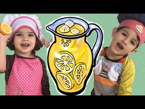 How to make homemade lemonade using real lemons | Kids making lemonade with freshly squeezed lemons