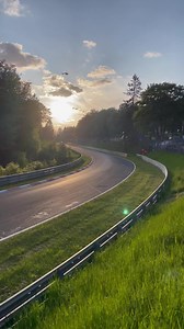 Jetzt geht es zum ersten Mal in die Nacht. Seid live dabei beim 2. Qualifying des Wochenendes! 🇩🇪 www.youtube.com/live/yfPbNLH-xl4 🇬🇧 www.youtube.com/live/5YRwZbn7zV0 #HeartRace #24hNBR | Nürburgring