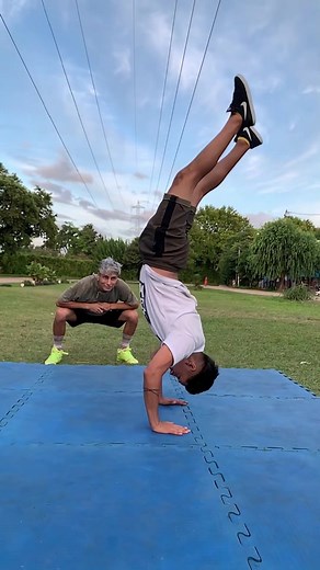 Tutorial de acrobacias fáciles: Aprende parkour y volteretas
