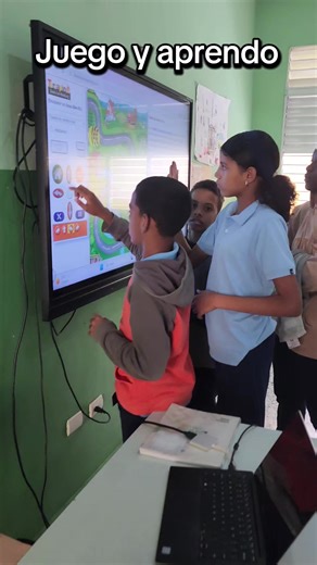 Los estudiantes aprenden habilidades básicas de programación con Bee bot. #profe #parati