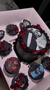 Spooky bento cake box👻! Gray and black Bento cake box😍. #bentocake #bentocakebox #glittercake #baltimorebaker #picturecake #baltimorecakes #dmvbaker #dmvbaker #customcake #cutecake #cakereels #caketrends #cakesofinstagram #instacake #blowthisup #trendingreels #luxurycakes #halloween #halloweencake #bentocake #glittercake | kinellacakesandtreats