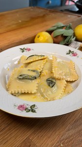 Spinach ricotta ravioli A few simple ingredients, an amazing dish! Full recipe and a quick version below👇 Quick version 1. Boil some ricotta ravioli. 2. In the meantime make a sauce (ingredients below) by emulsifying the butter, sage and some pasta water. 3. Add the raviolis and coat in the sauce with a sprinkle of Parmigiano. Homemade pasta - 500 gr semolina flour - 5 eggs - Salt 1. Make a well in the flour and crack in the eggs and a pinch of salt. 2. Whisk together and slowly combine with th