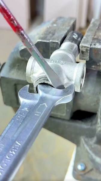 How To Remove Broken Pipe Thread Fast Using Two Wrenches