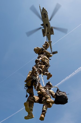 🪖 Les pieds sur terre, la tête dans le ciel, nos commandos parachutistes de l’air sont toujours là où l’action les appelle. Rapides, précis et déterminés, ils s’adaptent à toutes les situations, du saut en parachute à l’intervention au sol. Sicut Aquila. CPA 10 CPA 20 | Armée de l'Air et de l'Espace