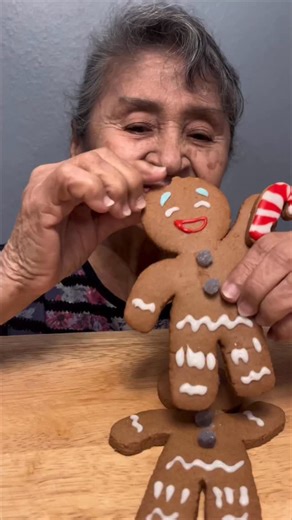 Cafecito Con Leche on Instagram: "Delicious Gingerbread Man From Shrek 🤍 #gingerbreadman #shrek #cookies #christmas"