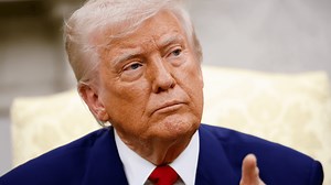 Psychologist explains why Donald Trump does 'trademark move' after world leader 'outplays' him at it