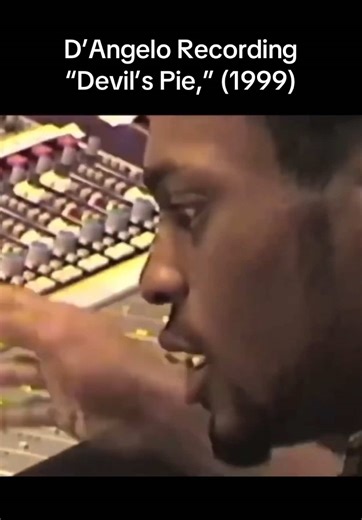 On January 25, 2000, D’Angelo released his sophomore album, ‘Voodoo.’⁠ ⁠ The album won a Grammy Award for Best R&B Album in 2001, and in its first week, ‘Voodoo’ debuted at number 1 on the US Billboard 200. D’Angelo, AKA Michael Eugene Archer, went on to become one of the most influential voices in neo-soul and passed away last year at age 51 after a battle with pancreatic cancer, leaving behind a profound musical legacy that continues to inspire fans and artists alike.⁠ ⁠ Here’s D’Angelo Record