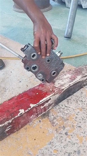 Service Hydraulic control valve Caterpillar 416D.