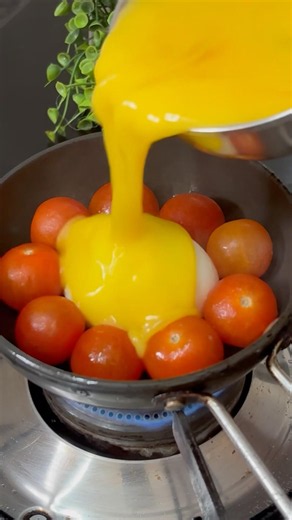 Egg bun with loaded cherry tomatoes #shorts #dailykitchenflavours #homemade #foodie #cherrytomato