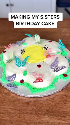 happy birthday @danielaernstt 🤍#greenscreen #birthday #cake #birthdaycake #17 #rolo