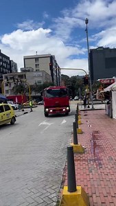 #Bogotá | Bomberos de las estaciones Chapinero y Caobos Salazar realizan aislamiento perimetral ante una fuga de gas de 3 pulgadas causada por una excavación en vía pública, en la Carrera 16 con Calle 83. En la atención se emplean dos máquinas extintoras. La emergencia se registra frente a la Clínica del Country, se está evacuando la zona como medida preventiva. Se solicita apoyo de Vanti. No se reportan personas lesionadas. | Alerta Bogotá