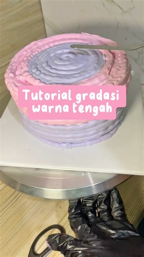 Tutorial Gradasi Warna Tengah untuk Dekor Cake | Minku Kak Auliya Rahmadiyah