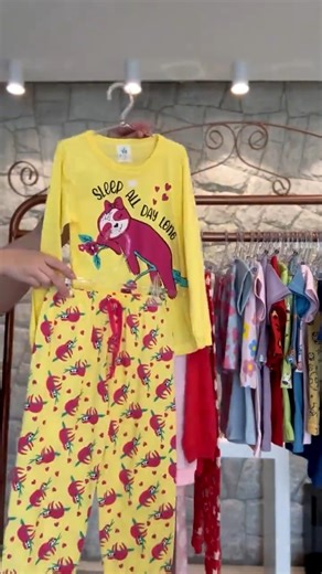 Linda Olivetti on Instagram: "👧🌙 Kit 4 Peças Pijama Infantil Menina Manga Comprida – Tamanho 1 ao 10 👉 Conforto, fofura e qualidade para a hora de dormir! O Kit de Pijamas Infantil é ideal para garantir noites quentinhas e cheias de conforto para as pequenas. ✨ Destaques do produto: ✅ Kit com 4 peças ✅ Manga comprida – ideal para dias mais frios ✅ Tecido macio e confortável ✅ Estampas delicadas e alegres ✅ Disponível do tamanho 1 ao 10 💤 Perfeito para dormir, relaxar ou usar em casa com muit