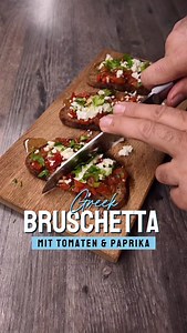 Greek Bruschetta 💙🇬🇷💙 Geröstete Tomaten, Florinis, Feta und dieser griechische Oregano-Kick. Hier kommt Bruschetta auf Griechisch – warm, saftig, brutal aromatisch. Wer würde da direkt reinbeißen? 🔥👇🏻 Zutaten (für 3-4 Brote): • 5 Tomaten • 3 Paprika Florinis • 2 Knoblauchzehen • 1 kleine Hand Petersilie • 3 Scheiben Körnerbrot • Olivenöl • Salz & Pfeffer • Oregano • 1–2 EL Essig (Rotwein- oder Weißweinessig) • Feta zum Crumblen Zubereitung: 1. Tomaten grillen: Die Tomaten halbieren, in de