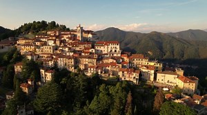 Explora el sereno Sacro Monte di Varese: vistas desde drones de una joya italiana