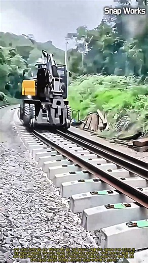 곡선 구간 철로를 따라 이동하며 콘크리트 침목을 배열하는 궤도 시공 현장 #worker #process #railway #machinery #construction