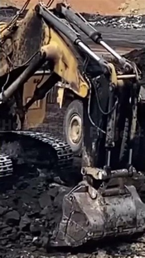 CAT 6040 FULL POWER Loading Coal Into Dumpers! 🔥⛏️ #heavyequipment #earthmoving #excavator