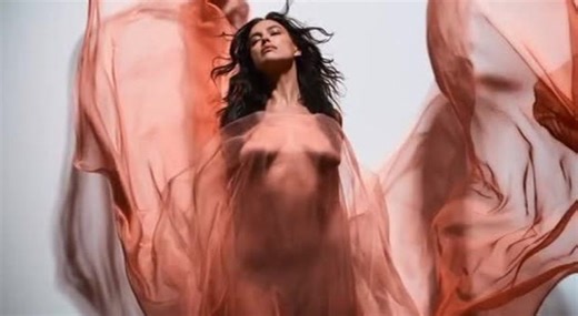 Calendario Pirelli, The Cal scopre la bellezza over 40: da Luisa Ranieri a Irina Shayk, tutte le modelle «mature, con esperienza e profondità» VIDEO