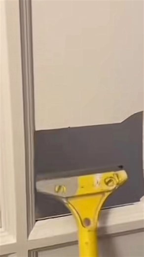 Comment enlever de la peinture sèche sur une fenêtre ? #NettoyageFenêtre #PeintureSèche #AstuceMaison #astuce #france 🥨🇫🇷 | Blog-turquoise67