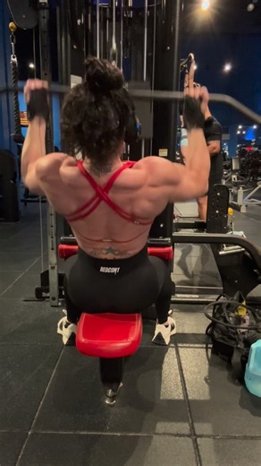Danielle Yablin Rose IFBB Figure pro 🌺 on Instagram: "I’m all in until I’m all out 👍 . . #backday #latspread #2026 #ifbbfigure #ifbbproleague . . Prep Coach: @justin413fitness"