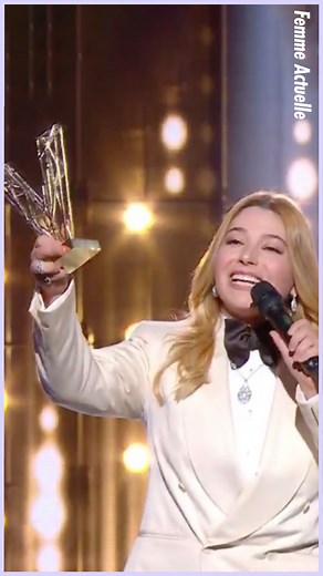 1.2M views · 22K reactions | Santa a remporté le prix du meilleur album de l'année pour Recommence-moi lors de la 40ème soirée des Victoires de la musique. Très émue, la chanteuse pop a tenu à exprimer sa gratitude envers ses proches, en particulier ses parents disparus en 2010 et 2019. | Femme Actuelle | Facebook