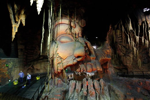 Father injured during fight over line-cutting at Disneyland