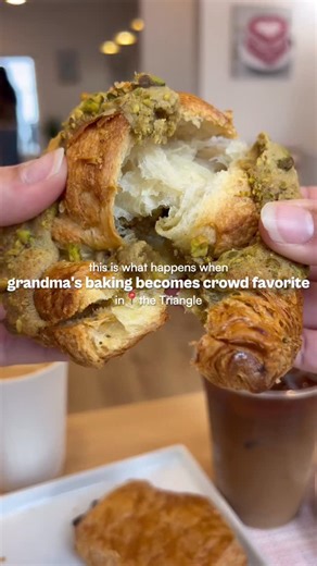 @evendoughnc just dropped in the Offline app — and Members get $10 to spend when they go. The vibe? Sun-dappled garden meets everyday escape, tucked just off Weaver Street in Carrboro where people actually walk—not drive—for coffee connection. What to order 👇 💡VANILLA LATE Crafted with bold espresso poured over ice and blended with cold, creamy milk and a touch of vanilla sweetness. 💡CLASSIC CHOCOLATE BABKA 11’ long yeast pastry folded with layers of chocolate. 💡CARROT LOAF CAKE Loaded with 