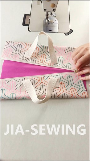 @jia.sewing on Instagram: "Mini Duffle Bag✨ | DIY | Quick Sewing Tips No.207 #sewing #sewingtips #quicksewingtips #tailoring #seamstress #bags #dufflebags #jia-sewing 💡Sewing Tools Links in Bio.💡 Material: Canvas Measurements: 45x30cm(17.71x11.81in) 4cm(1.57in) 5cm(1.96in)"