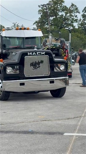 Midnight Blue custom Mack pickup & classic Peterbilts which rig are ur favourite #Peterbilt #BigRig