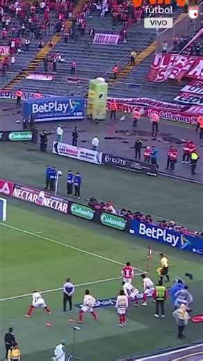 Iván Scarpetta 🦹‍♂️🦁🇮🇩 Ante Junior Club SA y con nuestra hinchada ❤️ logramos los 3 puntos, ahora contra Club Atlético Nacional Oficial vamos por una nueva victoria 🏟️ Celebramos juntos #los85delleón 🦁 el miércoles en El Campín 🇮🇩 | Independiente Santa Fe