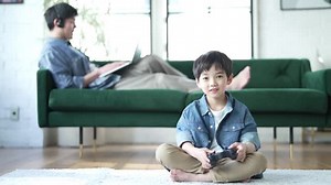 PCで作業する父とゲームする子供の動画｜無料の動画素材サイト「動画AC」