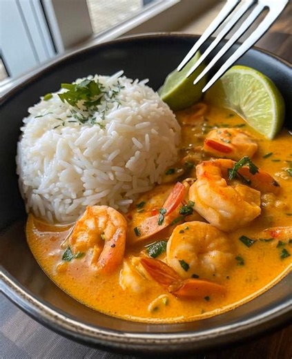 Coconut Curry Shrimp with Jasmine Rice 🍤🥥 Creamy tropical dinner — bold, rich, and full of flavor! 📝 Ingredients: 1 lb (450 g) shrimp, peeled and deveined 1 tbsp olive oil 1 small onion, finely chopped 2 garlic cloves, minced 1 red bell pepper, sliced 1 tbsp red curry paste 1 can (13.5 oz) coconut milk 1 tbsp fish sauce (optional) 1 tsp lime juice ½ tsp ground turmeric Salt and pepper to taste 1 tbsp fresh cilantro, chopped Cooked jasmine rice, for serving Lime wedges, for garnish 🍴 How to p