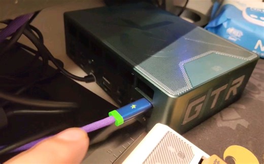 零刻GTR7 7840HS更新BIOS和EC补丁后，默认开启SR-IOV，优化后置USB4显示，使用便携屏视频信号恢复正常！