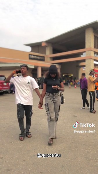 What will you do if it was you🥺?#fyp #reaction #prank #holdhands