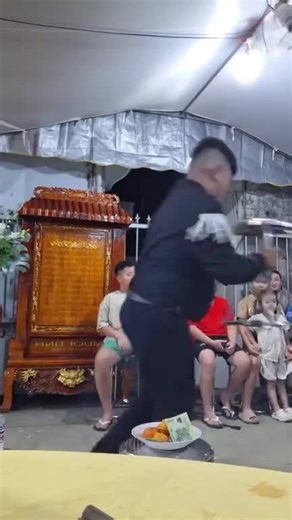 Lắc cái mông lên nào người ơi...Người Ẹp Tí nị mấy chịu Àk 😂 Dãnh con chim Cộng tác cùng Dãnh cái mu 🤣🤣