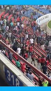 16K views · 64 reactions | El encuentro entre Querétaro y Atlas por la novena fecha del Clausura 2022 de la Liga MX quedó suspendido por pelea entre barras en pleno campo de juego del estadio La Corregidora. Se jugaba el minuto 63 del partido cuando en las tribunas comenzó un enfrentamiento a golpes entre seguidores tanto del Atlas como del elenco del Querétaro. | América Deportes | Facebook