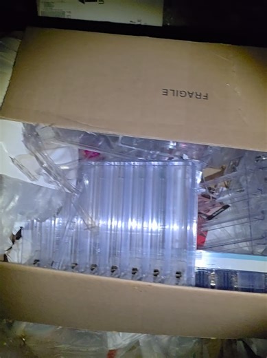 Quite a few of your pharmacy type drugstores have been getting new makeup displays the past week. The old displays are getting tossed and sometimes the makeup as well. 💄 #dauntlessdumpsterdiving #xyzbca #makeup #displaycase #dumpsterdiving