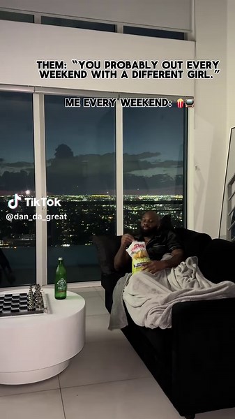 Outside looks fun, but discipline tastes better. I’m inside, locked in, goals first and chips for balance 🤣 #fyp #gymlife #balance #funny #jokes