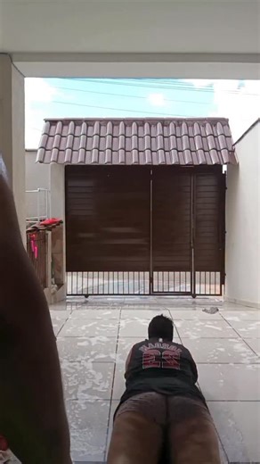 Atento A Rede on Instagram: "TENTATIVA DE SE REFRESCAR NO CALOR TERMINA COM PORTÃO QUEBRADO, RISADAS E VÍDEO VIRALIZA NAS REDES SOCIAIS Para enfrentar o calor registrado em Ponta Grossa na última sexta-feira (26), as moradoras Katy Bueno (@katybueno0518) e Daniele Tayná (@daniele.tayna) acabaram chamando a atenção nas redes sociais após publicarem um vídeo de uma brincadeira de verão. Na gravação, o chão aparece coberto de sabão para facilitar o deslizamento. Durante a tentativa, Daniele escorre