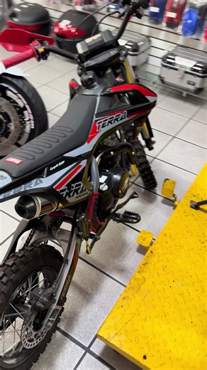 Hoy te enseñaré como arreglé que una mini moto mb terra 110 se acelera sola 😼🔧 La moto tenía la tapa del carburador desfasada y la cortina al revés por eso hacía esa falla 😼🔧 Para más casos paranormales sígueme 👀 #humor #mecanica #motos #tutorial #fyp