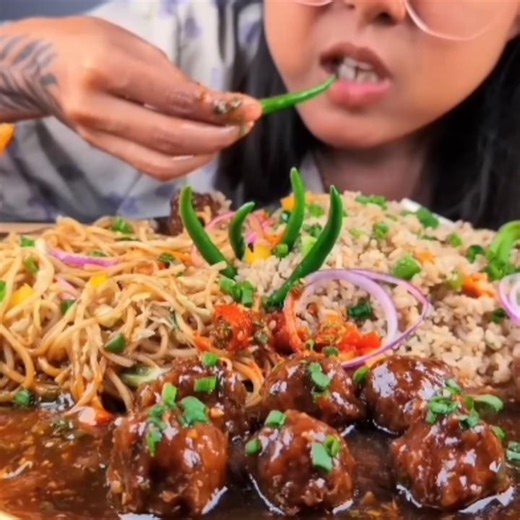 chowmin manchurian rice🧆💕🤤 ‪@DikshaPatgiri‬#asmrfood #mukbang #manchurian #noodles #friedrice #chilli
