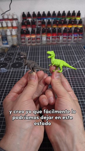 🦖 Pintando un T Rex de Plastico 🦖 . Gracias @vallejocolors por las pinturas y los efectos 😏 . #pintarminiaturas #impresion3d #juguetes #jurassicpark #dinosaur | rogominis