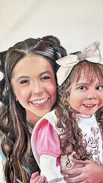 Sarah and Eloah receive a realistic painting by the Paraíba-based visual artist @juniordinizpb