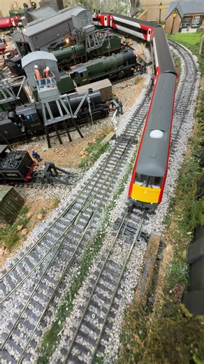 DVT 82229 passes over a Peco Streamlined Points crossover.